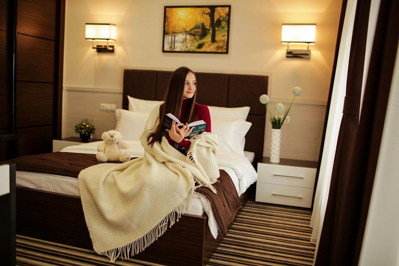 Park Hotel Warshawskiy Sarny  Eksteriør billede
