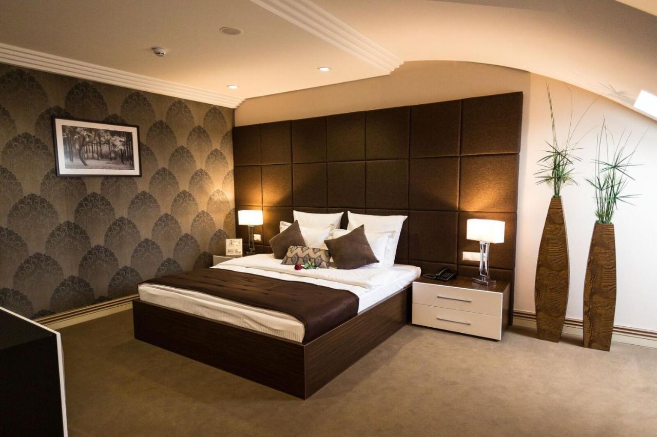 Park Hotel Warshawskiy Sarny  Eksteriør billede