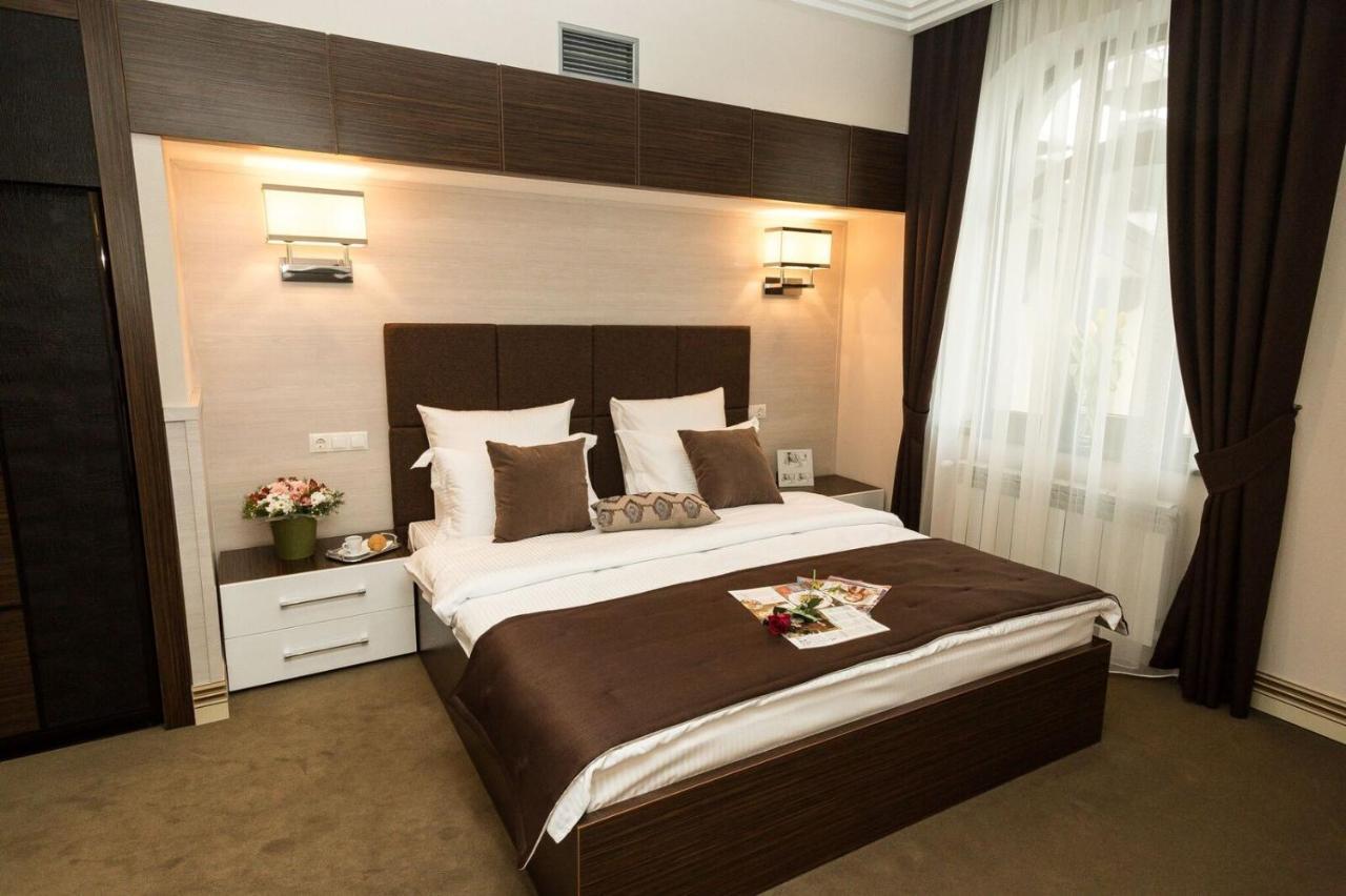 Park Hotel Warshawskiy Sarny  Eksteriør billede