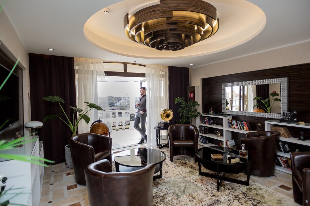 Park Hotel Warshawskiy Sarny  Eksteriør billede